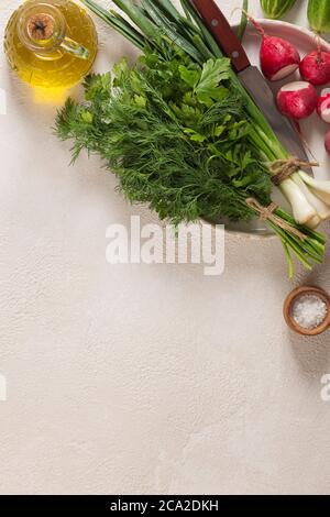 Gnocchi, Pasta-Salat Rezept, Salatblätter, Kräuter Gemüse, frisches Gemüse, Rettich Gurke, Butter Salat, leckeres Mittagessen Stockfoto