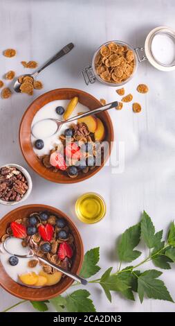 Joghurt Pfirsich, Haferflocken, gesundes Frühstück Müsli, hausgemachte Müsli, Pfannkuchen Joghurt, Obst Joghurt, Erdbeeren Heidelbeeren Stockfoto