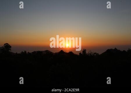 Fotos des Sonnenuntergangs an verschiedenen Orten. Stockfoto