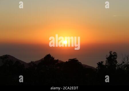 Fotos des Sonnenuntergangs an verschiedenen Orten. Stockfoto