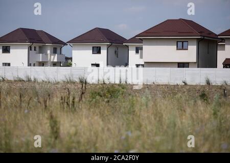 Otopeni, Rumänien - 24. Juli 2020: Neue Wohngebäude und Baustellen in der Mitte des Feldes. Stockfoto