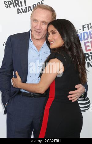 LOS ANGELES - 3. MÄRZ: Francois-Henri Pinault, Salma Hayek Pinault  bei den Film Independent Spirit Awards 2018 am Strand am 3. März 2018 in Santa Monica, CA Stockfoto