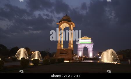 Weitblick in der Nacht von indien Tor, Baldachin und Brunnen in Neu-delhi, indien Stockfoto
