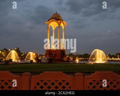 Nachtaufnahme von indien Tor, das Baldachin hinter und Brunnen in Neu-delhi Stockfoto