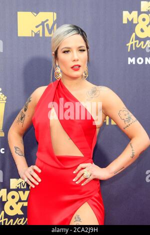 LOS ANGELES - JUN 16: Halsey bei den MTV Movie and TV Awards 2018 im Barker Hanger am 16. Juni 2018 in Santa Monica, CA Stockfoto