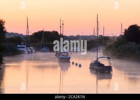 Wareham, Dorset, Großbritannien. August 2020. Wetter in Großbritannien. Der Fluss Frome bei Sonnenaufgang in Wareham in Dorset mit Nebel steigt aus dem Wasser. Bild: Graham Hunt/Alamy Live News Stockfoto