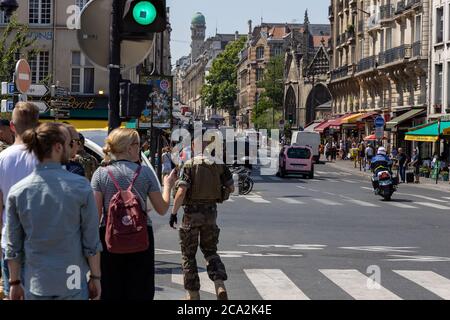 Paris, Frankreich - 27. Juni 2019: Touristen und französische Armee gehen auf den Straßen in der Nähe der Kathedrale Notre-Dame de Paris Stockfoto