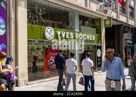 Paris, Frankreich - 25. Juli 2019: Yves Rocher Boutique in Paris, Frankreich Stockfoto