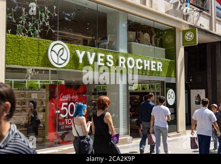 Paris, Frankreich - 25. Juli 2019: Yves Rocher Boutique in Paris, Frankreich Stockfoto