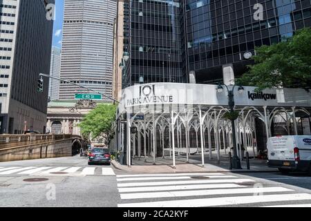 New York, Usa. August 2020. Blick auf die RBS (Royal Bank of Scotland) New York Zentrale auf der Park Avenue. Das Unternehmen hat angekündigt, dass die Mitarbeiter nicht vor mindestens 2021 ins Büro zurückkehren werden. (Foto von Lev Radin/Pacific Press) Quelle: Pacific Press Media Production Corp./Alamy Live News Stockfoto