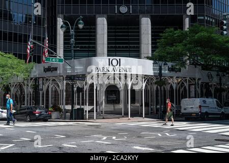 New York, Usa. August 2020. Blick auf die RBS (Royal Bank of Scotland) New York Zentrale auf der Park Avenue. Das Unternehmen hat angekündigt, dass die Mitarbeiter nicht vor mindestens 2021 ins Büro zurückkehren werden. (Foto von Lev Radin/Pacific Press) Quelle: Pacific Press Media Production Corp./Alamy Live News Stockfoto