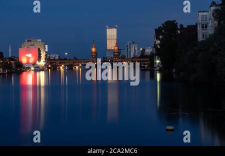 Berlin, Deutschland. August 2020. Über die Oberbaumbrücke fällt die Nacht und der Himmel ist in kräftiges Blau getaucht. Quelle: Paul Zinken/dpa-Zentralbild/dpa/Alamy Live News Stockfoto