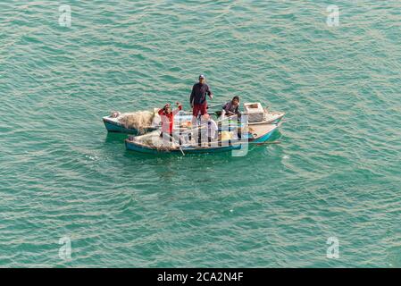 El Qantara, Ägypten - 14. November 2019: Fischer im Holzboot auf dem Suezkanal in Ägypten. Stockfoto