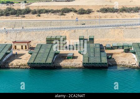 Ismailia, Ägypten - 14. November 2019: Pontonbrücke für die Überquerung des Suezkanals liegen am Ufer des Kanals in der Nähe von Ismailia, Ägypten. Stockfoto