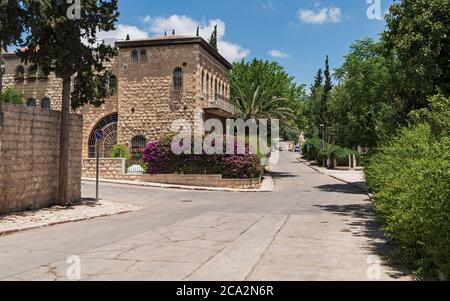 Eine leere Straße im historischen yemin moshe Viertel von jerusalem während der Coronavirus Pandemie von 2020 zeigt Gebäude aus dem 19. Jahrhundert Stockfoto