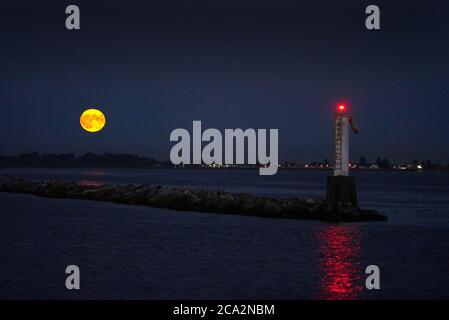 Garry Point Mondaufgang. Mondaufgang am Fraser River in Richmond, British Columbia, Kanada. Stockfoto