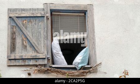 Altes offenes Fenster Stockfoto