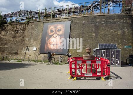 W4th Plinth, Penny the Orangutan von David Kimpton und Richard Lawton, Turnham Green, London, UK Stockfoto