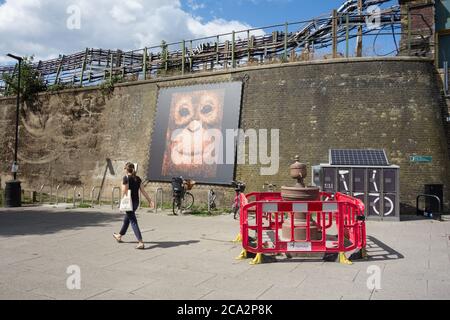 W4th Plinth, Penny the Orangutan von David Kimpton und Richard Lawton, Turnham Green, London, UK Stockfoto