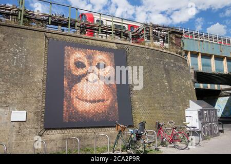 W4th Plinth, Penny the Orangutan von David Kimpton und Richard Lawton, Turnham Green, London, UK Stockfoto