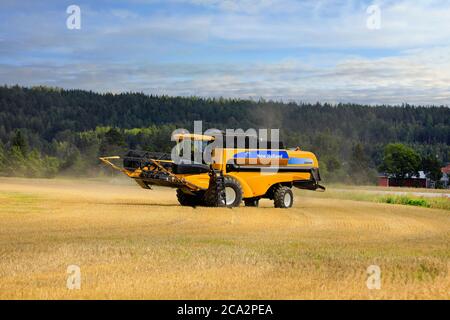 Herbsternte 2020 beginnt in Finnland: Landwirt Ernte Gerste mit New Holland CS540 Mähdrescher in Salo, Finnland. August 2020. Stockfoto