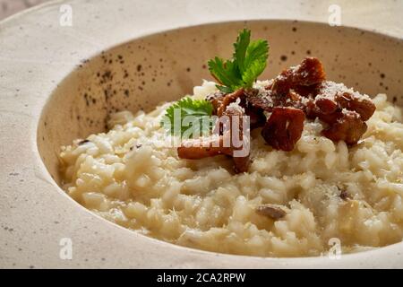 Risoto mit Pfifferlinge Pilze in großen Teller. Seitenansicht, Nahaufnahme Stockfoto