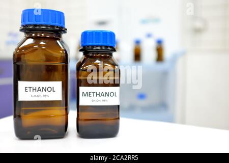 Selektiver Fokus von Ethanol und Methanol braun Bernstein Glasflasche in einem Labor. Unscharfer Hintergrund mit Kopierbereich. Stockfoto