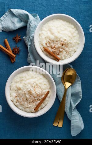 Reispudding. Französischer Milchreis Dessert. Gesunde vegane Ernährung Frühstück. Draufsicht, vertikal Stockfoto