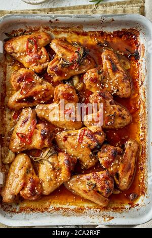 Grillhähnchenflügel. Klebrige asiatische würzige Flügel mit Teriyaki. ven gebackenen marinierten Chiken Stockfoto
