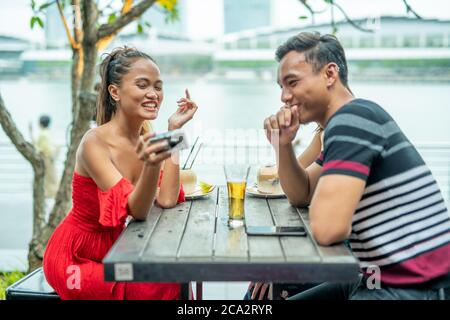Glücklich junge asiatische paar Treffen im Freien. Stockfoto