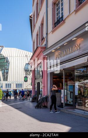 Straßburg, Frankreich - 30. Mai 2020: Französische Innenstadt mit Fußgängern am ersten Tag der Eröffnung des Cafe Poulaillon nach Coronavirus Covid -19 Pandemie Situation in Frankreich Stockfoto