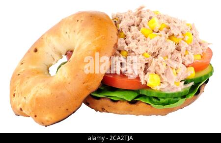 Mit Thunfisch und Mais gefüllter Bagel isoliert auf weißem Hintergrund Stockfoto