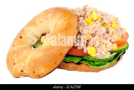 Mit Thunfisch und Mais gefüllter Bagel isoliert auf weißem Hintergrund Stockfoto