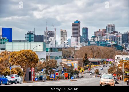 AUCKLAND, NEUSEELAND - 26. AUGUST 2018: Blick auf das Stadtzentrum und den Verkehr. Stockfoto