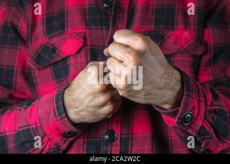 Mann Fäuste geballt in Wut. Aggressiver Mann mit geballter Faust droht zu schlagen. Person bereit zu kämpfen. Häusliche oder geschlechtsspezifische Gewalt Konzept. Schließen Sie U Stockfoto