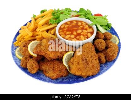 Südstaaten gebratene Hähnchenportionen und Pommes Frites mit einem frischen, einfachen Salat und gebackenen Bohnen in Tomatensauce isoliert auf weißem Hintergrund Stockfoto