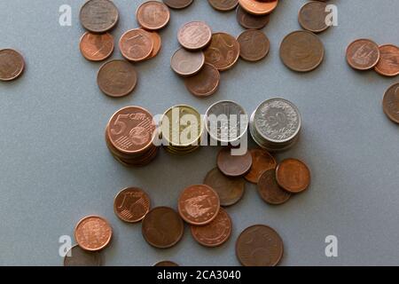 Euro und Europa Münzen Stacks, verschiedene Größen und Farben. Sparen Geld Konzept, Geschäft und Banken. Stockfoto