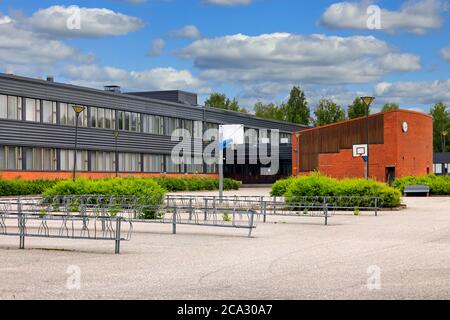 Schulhof Moisio, Salo, Finnland und leere Fahrradständer an einem sonnigen Tag Anfang August. Moisio Schule ist eine umfassende Mittelschule Unterricht Klassen Stockfoto