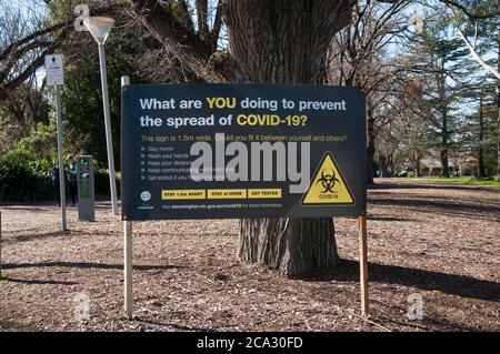 Warnhinweise im Central Park im Vorort Malvern während der Pandemie COVID-19 in Melbourne, Victoria, Australien, August 2020 Stockfoto