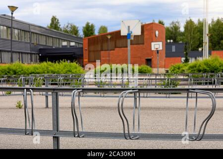 Schulhof Moisio, Salo, Finnland und leere Fahrradständer an einem sonnigen Tag Anfang August. Moisio Schule ist eine umfassende Mittelschule Unterricht Klassen Stockfoto