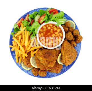 Südstaaten gebratene Hähnchenportionen und Pommes Frites mit einem frischen, einfachen Salat und gebackenen Bohnen in Tomatensauce isoliert auf weißem Hintergrund Stockfoto