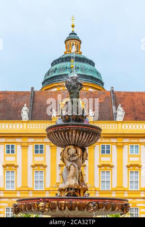 Detailansicht des Brunnens auf dem Prälathof, Kloster Melk, Melk, Österreich. Stockfoto