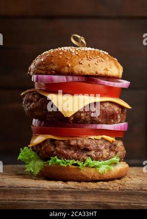 Fast Food Menu Doppel Burger Und Pommes Frites Stockfotografie Alamy