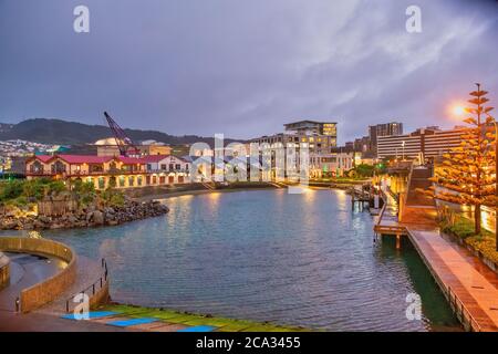 Wellington. Skyline entlang der Uferpromenade bei Nacht, Neuseeland. Stockfoto