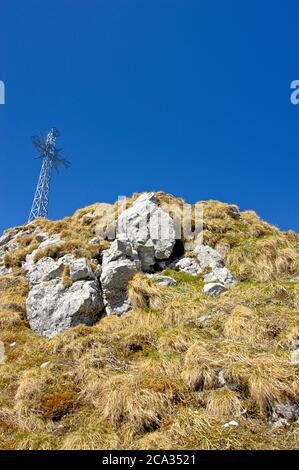 Tatra-Gebirge Polen Giewont. Überqueren Sie die Giewiew auf dem blauen Himmel Hintergrund. Stockfoto