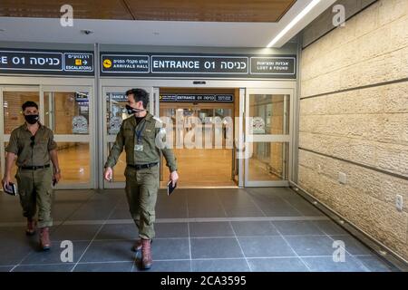 Tel Aviv, Israel. August 2020. IDF-Kommandooffiziere der Heimatfront überwachen die Ankunft am Ben Gurion International Airport in Tel Aviv, da das Verteidigungsministerium die Verantwortung für die Bewältigung der Coronavirus-Krise teilt. Reisebeschränkungen und Flugausfälle aufgrund des Ausbruchs lassen den Flughafen fast völlig leer, da eine weitere politische Debatte die israelische Gesellschaft in den Fels reizen wird. Die Regierung scheint dem Druck jüdischer ultra-orthodoxer Koalitionspartner zu nachgeben, die ankündigen, dass sie trotz Coronavirus Restr 12,000 religiösen Jeschiwa-Studenten, meist aus den USA, den Zugang zum Land ermöglichen wird Stockfoto