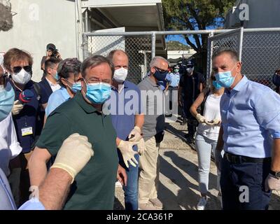 Moria, Griechenland. August 2020. Armin Laschet (vorne links, CDU), Ministerpräsident von Nordrhein-Westfalen, besucht das Flüchtlingslager Moria. Laschet ist auf einem mehrtägigen Besuch in Griechenland. Quelle: Dorothea Hülsmeier/dpa/Alamy Live News Stockfoto