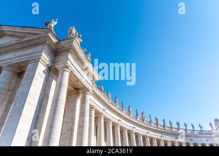 Dorische Kolonnade mit Heiligenstatuen auf der Spitze. Petersplatz, Vatikanstadt. Stockfoto