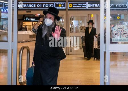 Tel Aviv, Israel. August 2020. Passagiere, die mit einem Flug von United Airlines aus Newark, New York, fliegen am Ben Gurion International Airport in Tel Aviv an, trotz Reisebeschränkungen und Flugannullierungen aufgrund des Coronavirus-Ausbruchs. Eine weitere politische Debatte rockt die israelische Gesellschaft, da die Regierung dem Druck der jüdischen ultra-orthodoxen Koalitionspartner nachgeben scheint, die ankündigen, dass sie trotz der Einschränkungen des Coronavirus 12,000 religiösen Jeschiwa-Studenten, hauptsächlich aus den USA, den Eintritt in das Land ermöglichen wird. Kredit: Nir Alon/Alamy Live Nachrichten Stockfoto