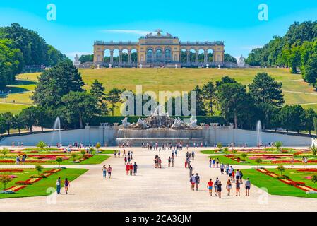 WIEN, ÖSTERREICH - 23. JULI 2019: Die Gloriette im Schlosspark Schönbrunn, Wien Österreich Stockfoto